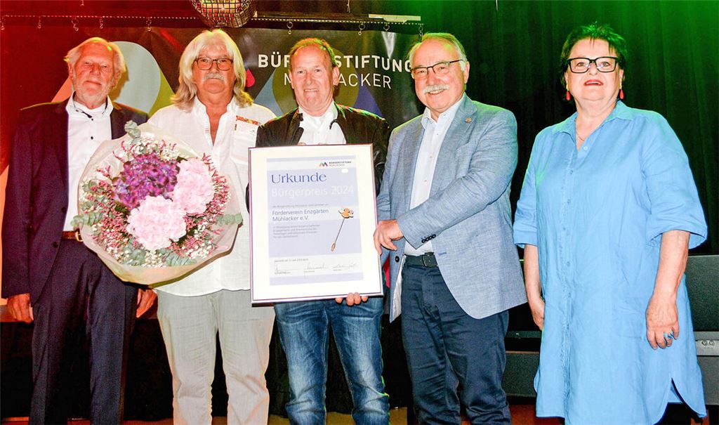Wolf-Dieter Fuchslocher (li.) und Elsbeth Rommel (re.) von der Bürgerstiftung verleihen den Preis stellvertretend an Frank Veit (v.li.), Rolf Watzal und Harald Thieser. Fotos: Stahlfeld