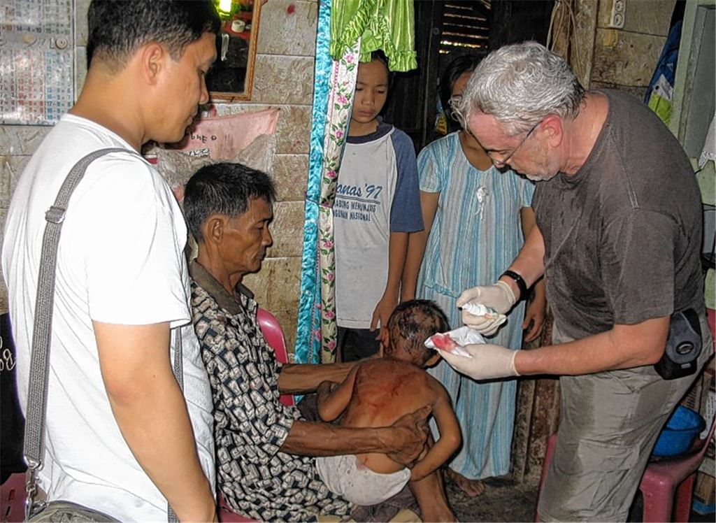 Wolfgang Amann kümmert sich um Erdbebenopfer auf den Inseln Nias und Sumatra. Er war schon weltweit als Rettungshelfer im Einsatz.