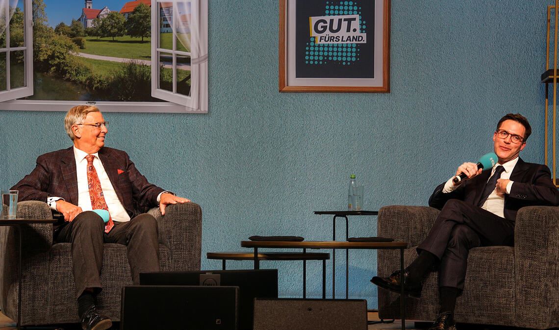 Wolfgang Bosbach (li.) spricht mit CDU-Spitzenkandidat Manuel Hagel. Foto: Bastian