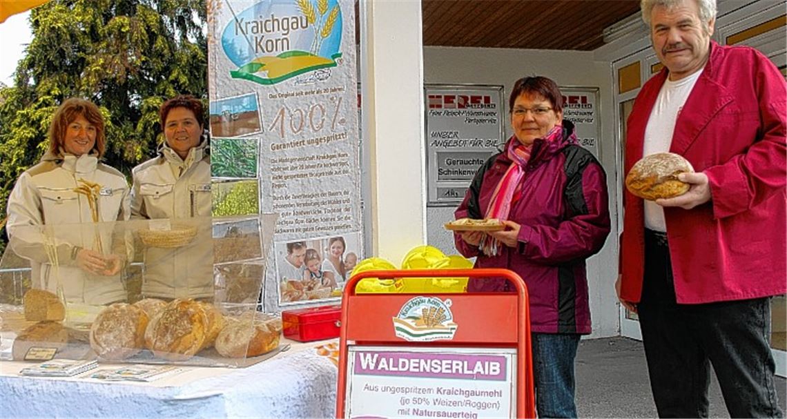 Wolfgang Braun bietet einen Waldenserlaib an. Ein Teil des Erlöses fließt in die Sanierung der Kirche. Angela Bassier (2. v. li.) von der Kirchengemeinde freut sich über das Engagement. Foto: privat