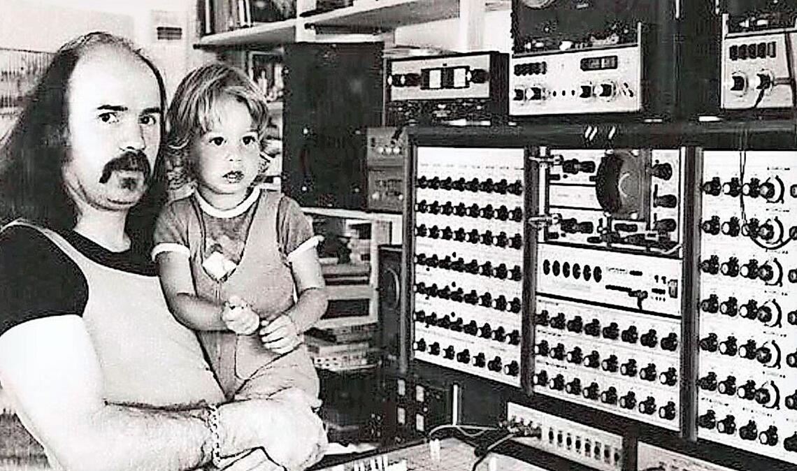 Wolfgang Dauner vor dem EMS Synthi 100 –  für seinen  Sohn Florian war es das Cockpit eines Raumschiffs.
