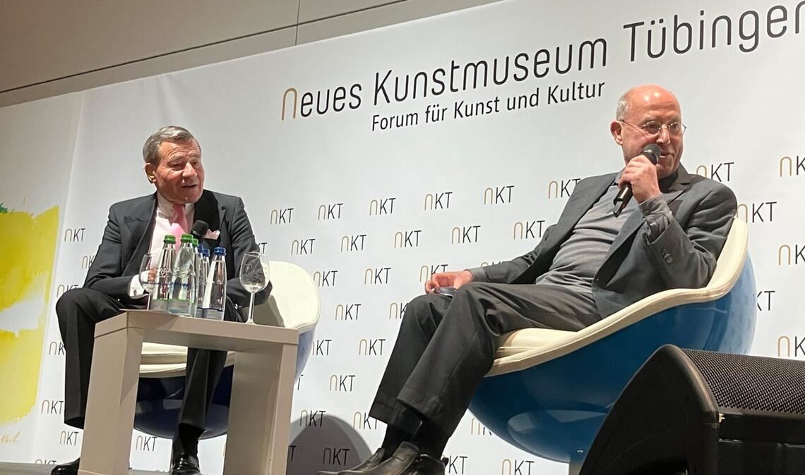 Wolfgang Grupp (links) und Gregor Gysi in Tübingen im Gespräch