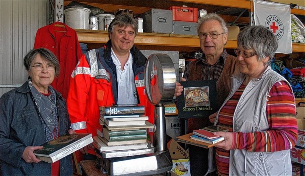Wolfgang Haalboom (2. v. li.) verkauft beim Flohmarkt der Maulbronner DRK-Ortsgruppe Bücher zum Kilopreis. Foto: Filitz