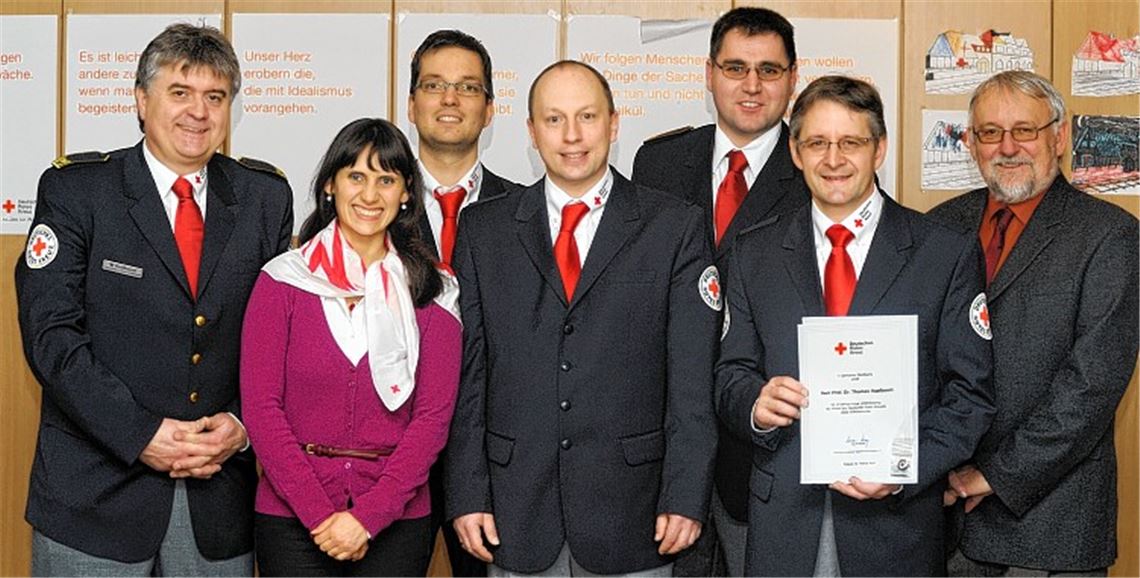 Wolfgang Haalboom (Bereitschaftsleiter), Rebecca Haalboom (Jugendrotkreuz-Leiterin), Björn Sämann und Markus Mannuss (stellvertretende Vorsitzende) werden in ihren Ämtern bestätigt. Thorsten Lansche (stellvertretender Kreisbereitschaftsleiter, v.li.) und Roland Peyer (stellvertretender Kreisgeschäftsführer, re.) ehren Thomas Haalboom für 25-jährige Mitgliedschaft.