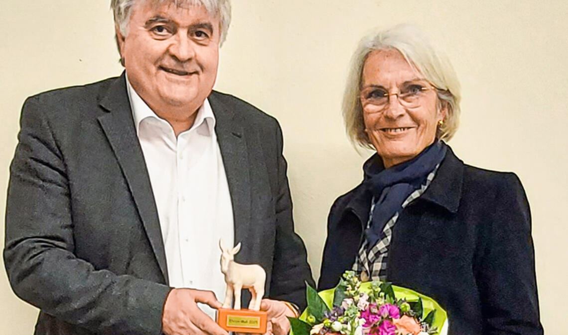 Wolfgang Haalboom zeichnet Karin Ehlers mit dem „Ehren-Muli“ aus. Foto: privat