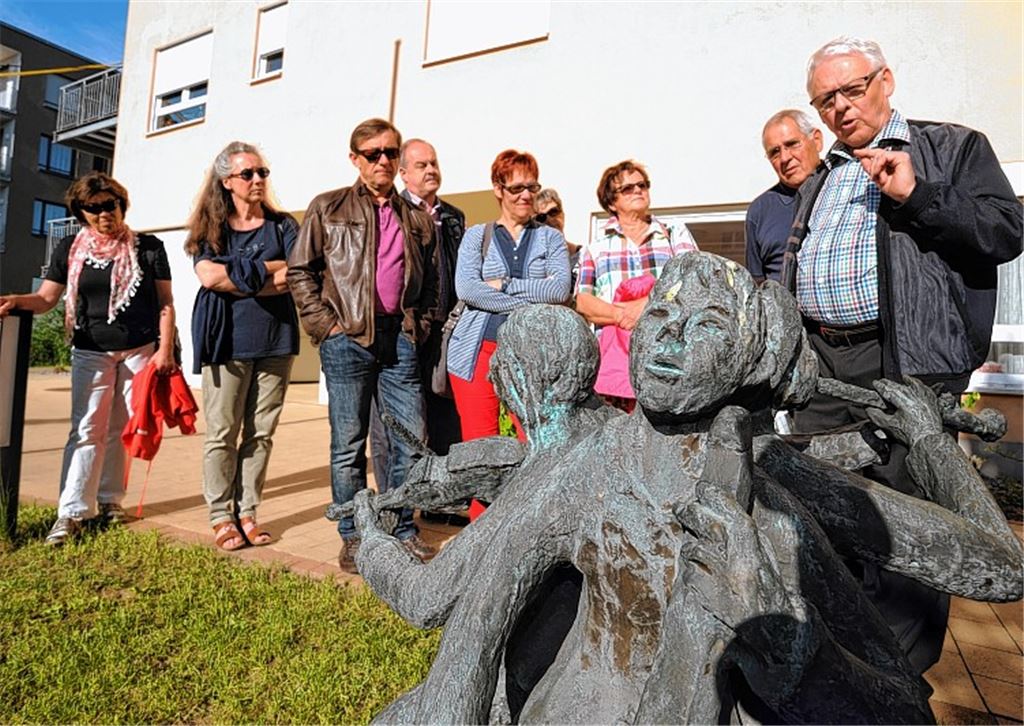Wolfgang Hager (re.) führt zu den Stellen in Illingen, an denen Arbeiten seines Vaters Wilhelm Hager zu bewundern sind – hier die „Musikanten“ vor dem Seniorenzentrum St. Clara.