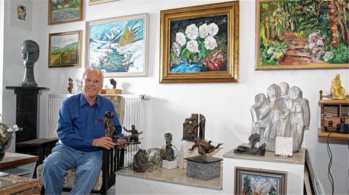 Wolfgang Hager zeigt im Obergeschoss seines Hauses Skulpturen und Bilder seines Vaters.Foto: Goertz