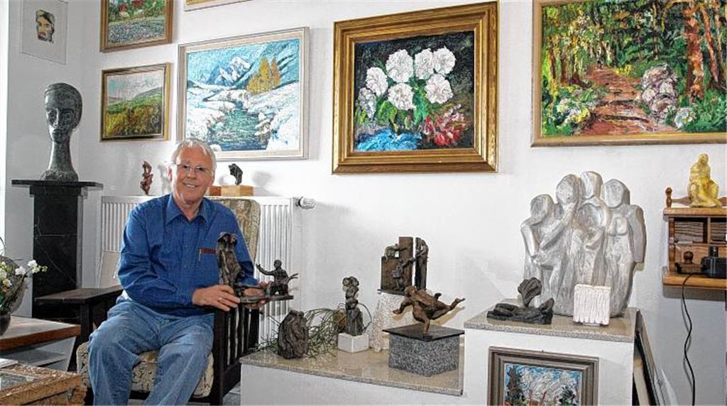 Wolfgang Hager zeigt im Obergeschoss seines Hauses Skulpturen und Bilder seines Vaters.Foto: Goertz