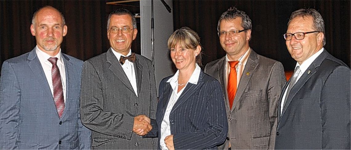 Wolfgang Herz (2. v. li.) beglückwünscht Sigrid Hornauer gemeinsam mit Klaus Riekert (li.), Andreas Felchle und Thomas Nowitzki (re.). 