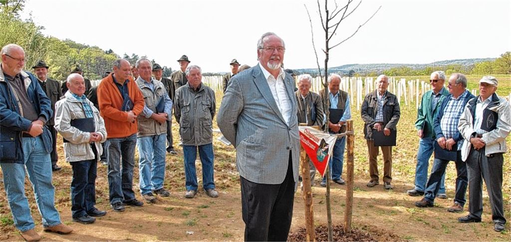 Wolfgang Radke erläutert den Sinn eines „Tags des Baumes“. 