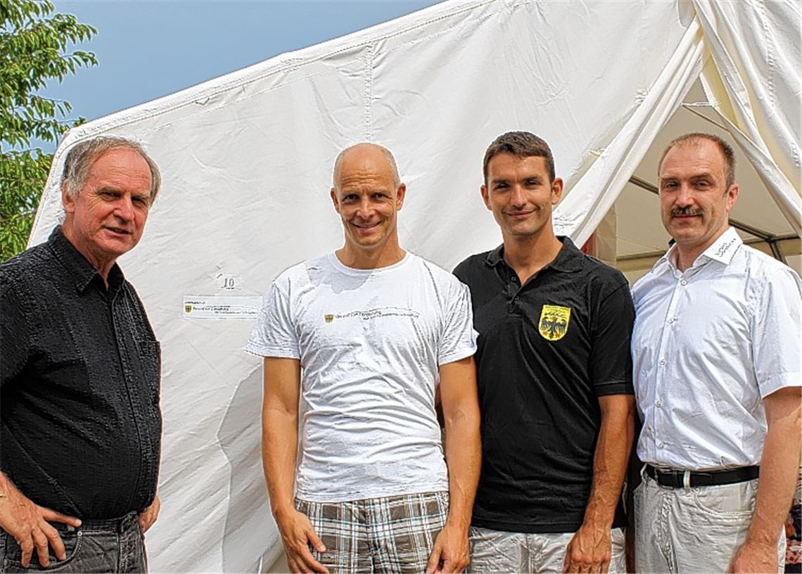 Wolfgang Rebmann (li.) aus Sersheim leitet die Jugendzeltlager der Sportkreisjugend seit nunmehr 40 Jahren. Harald Bothner, der Vorsitzende des Vereines zur Förderung der Sportkreisjugend Ludwigsburg, Matthias Beyer, Sportkreisjugendleiter Ludwigsburg und Matthias Müller, Präsident des Sportkreises, (v.li.) gratulieren dazu. Foto: Sportkreis