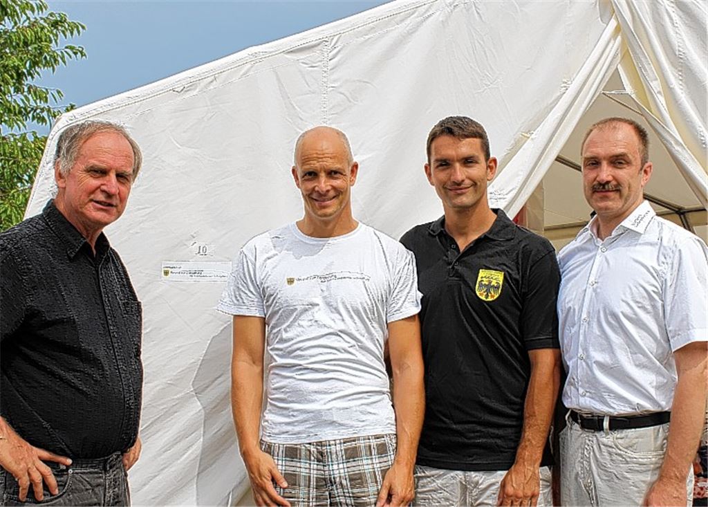 Wolfgang Rebmann (li.) aus Sersheim leitet die Jugendzeltlager der Sportkreisjugend seit nunmehr 40 Jahren. Harald Bothner, der Vorsitzende des Vereines zur Förderung der Sportkreisjugend Ludwigsburg, Matthias Beyer, Sportkreisjugendleiter Ludwigsburg und Matthias Müller, Präsident des Sportkreises, (v.li.) gratulieren dazu. Foto: Sportkreis