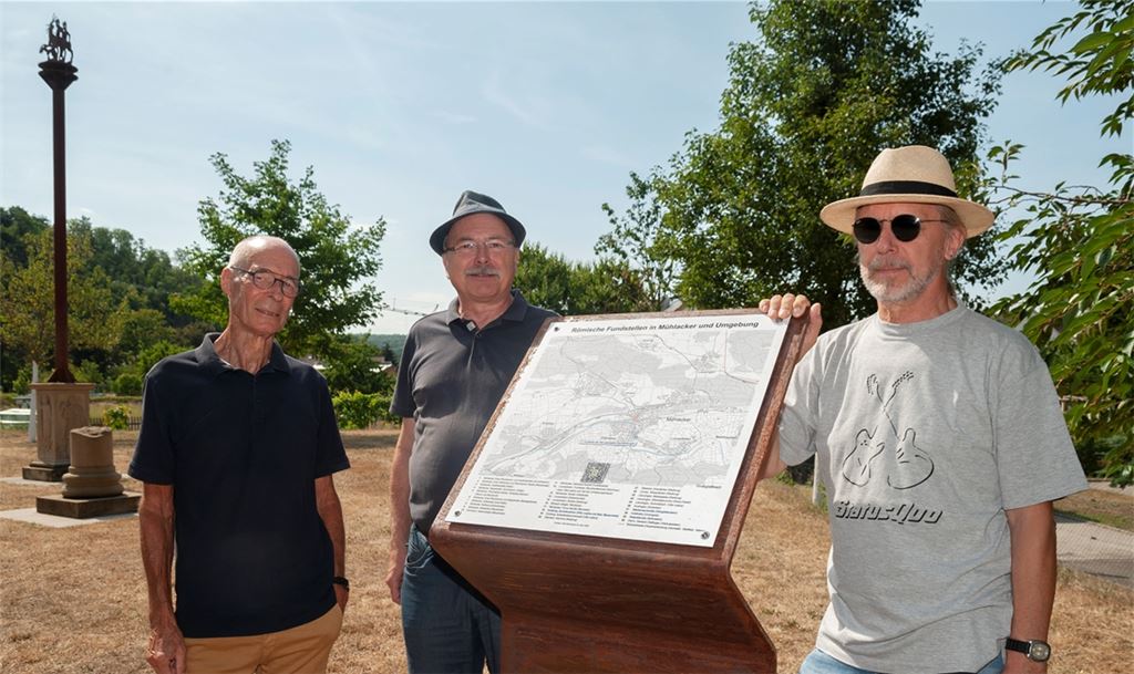 Wolfgang Rieger, Michael Schönleber und Mathias Rosbund (v. li.) stellen die neue Infotafel in den Enzgärten vor. Foto: Fotomoment