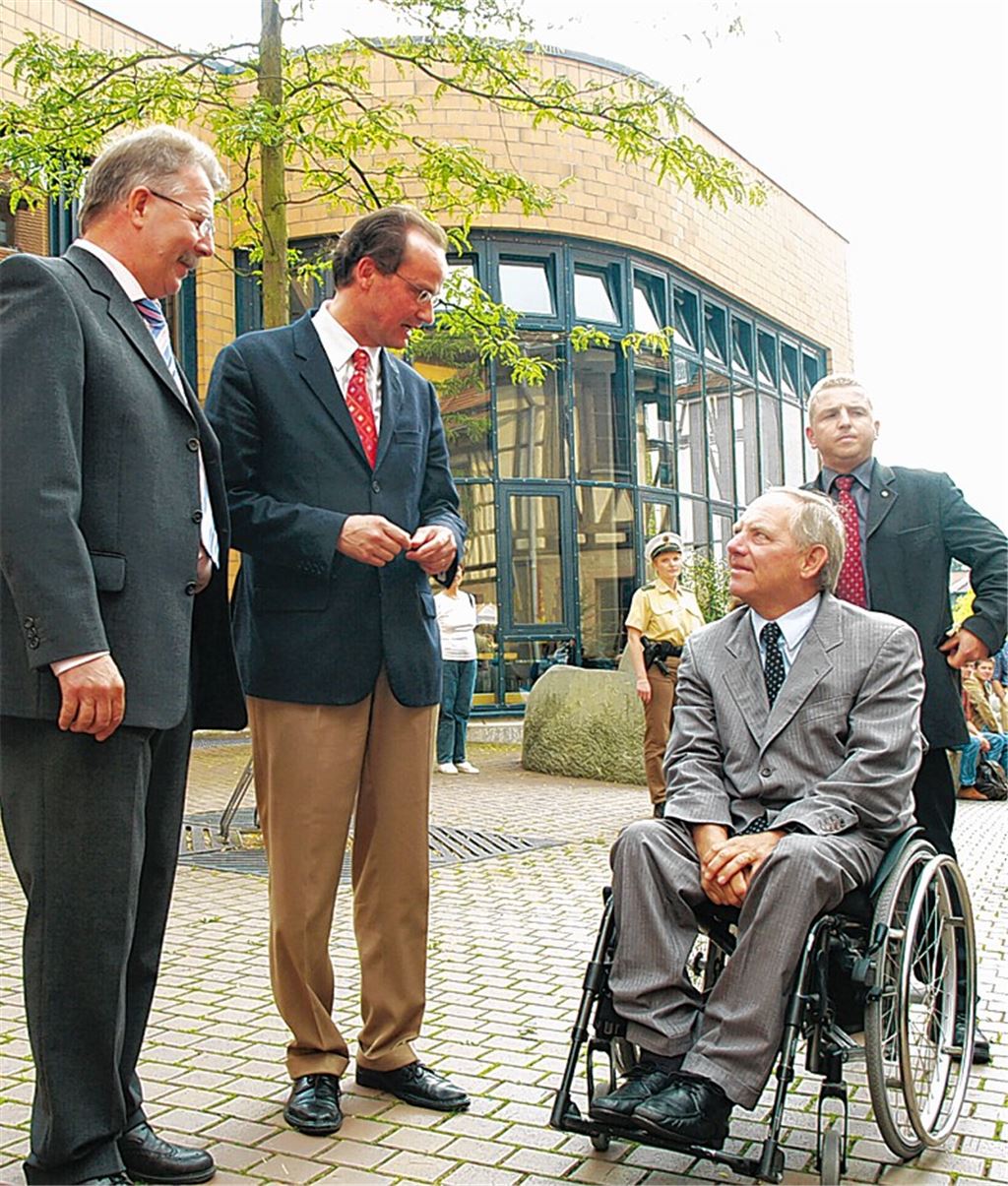 Wolfgang Schäuble 2005 zu Gast in Mühlacker. Damals durfte der CDU-Politiker, der seit einem Attentat 1990 auf den Rollstuhl angewiesen ist, in der Kelter Wahlkampf machen.Foto: Archiv
