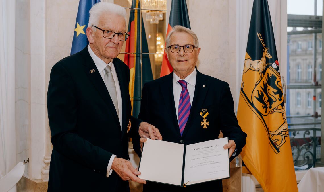 Wolfgang Scheidtweiler (re.) wird von Ministerpräsident Winfried Kretschmann in Stuttgart geehrt. Foto: Staatsministerium/Karakurt