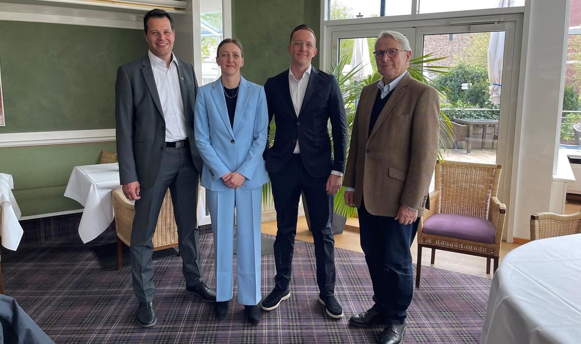 Wolfgang Scheidtweiler (v.re.), Jan Kübler, Tamara Morgante, Bürgermeister Aaron Treut.