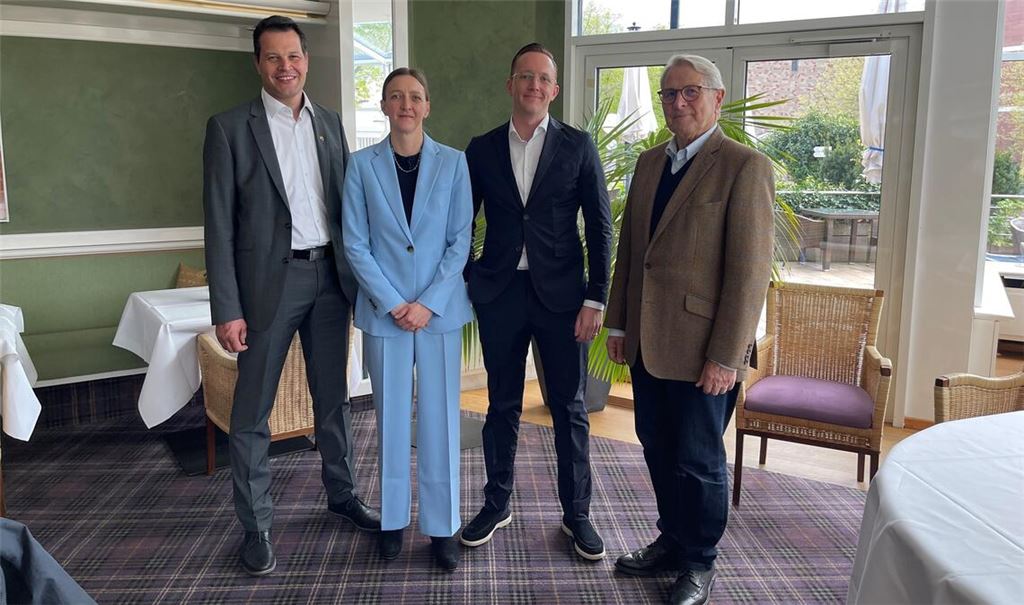 Wolfgang Scheidtweiler (v.re.), Jan Kübler, Tamara Morgante, Bürgermeister Aaron Treut.