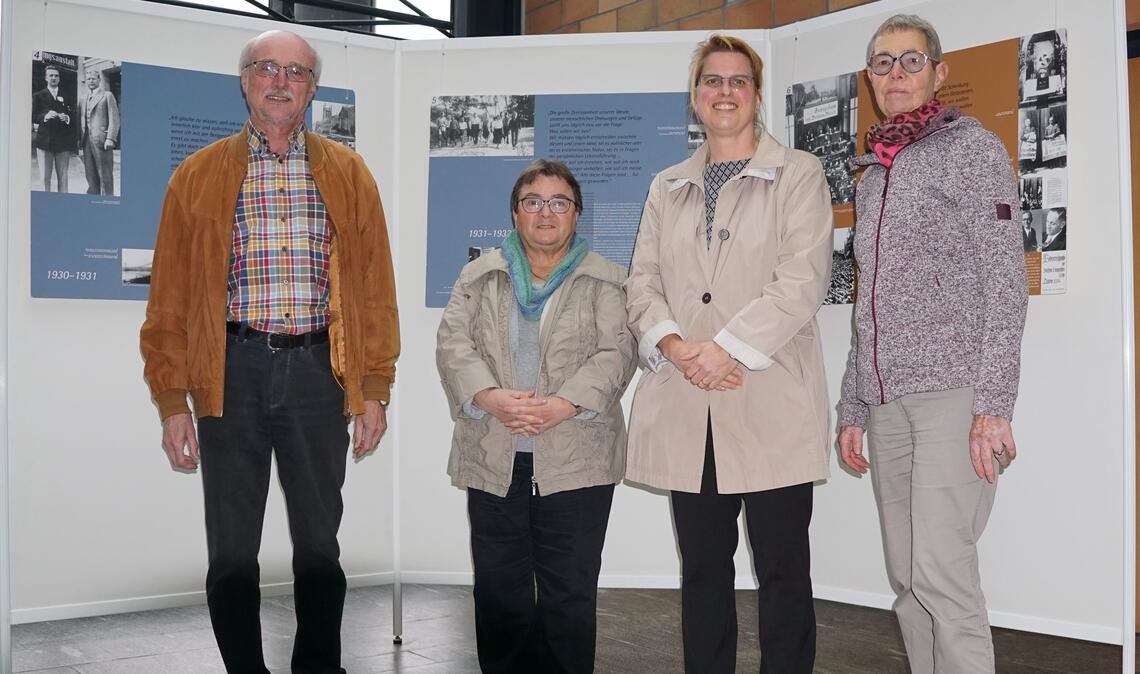 Wolfgang Schlecht (v.li.), Karin Schlecht, Vhs-Leiterin Dr. Martina Terp-Schunter und Christiane Bastian-Engelbert vom HAV.