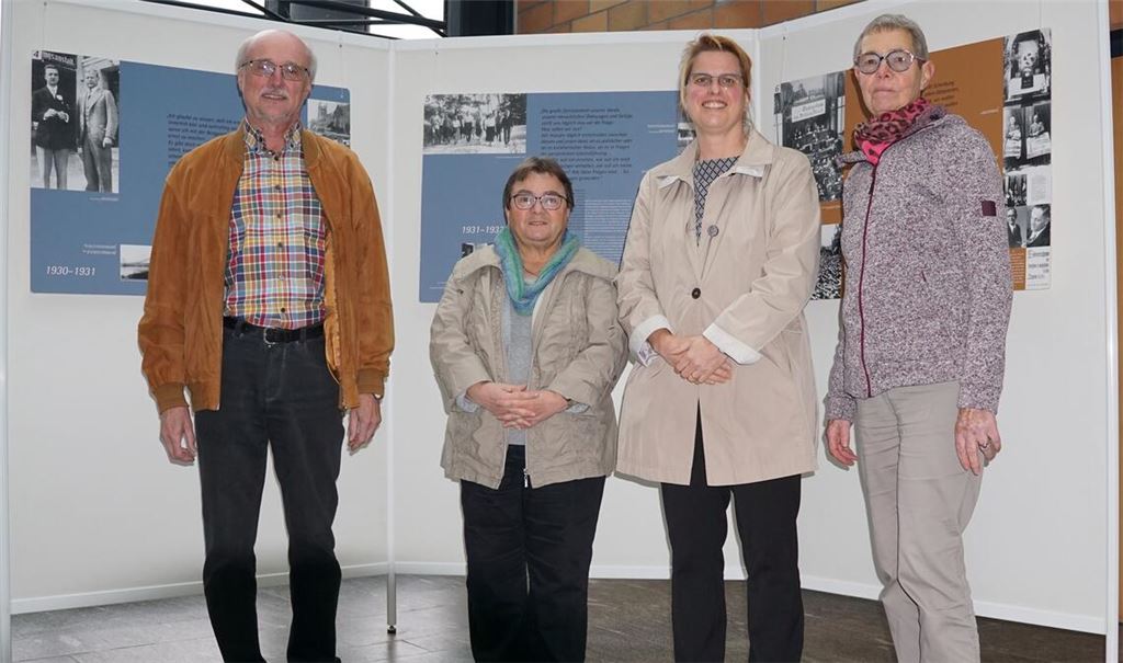 Wolfgang Schlecht (v.li.), Karin Schlecht, Vhs-Leiterin Dr. Martina Terp-Schunter und Christiane Bastian-Engelbert vom HAV.