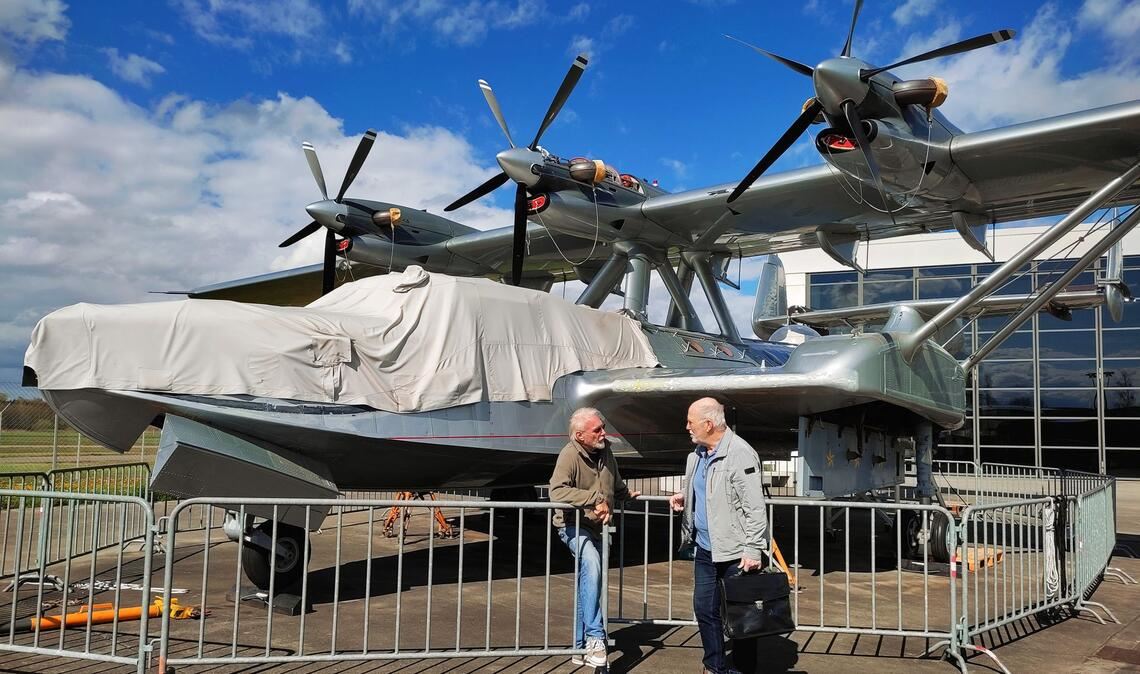 Wolfgang Wagner (links) und Iren Dornier vor der Do 24 ATT. Die Maschine steht im Dornier Museum in Friedrichshafen.