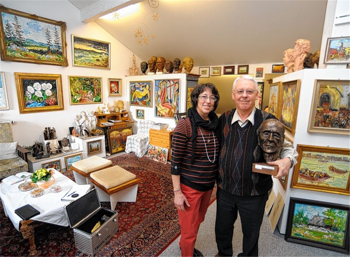 Wolfgang und Sylvia Hager zeigen den Nachlass von Wilhelm Hager in Illingen. Foto: Fotomoment