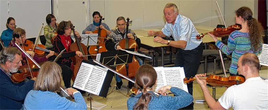 Wolfhard Bickel motiviert als Dirigent seine Künstler und treibt sie zu Höchstleistungen an. Schließlich soll beim Konzert am 24.Januar jeder Ton sitzen. Foto: Filitz