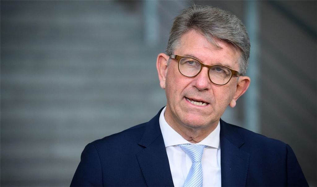 Wolfram Weimer (parteilos), Staatsminister für Kultur und Medien. (zu dpa: «Streit um Buchhandlungspreis: Weimer präsentiert Chronologie»)