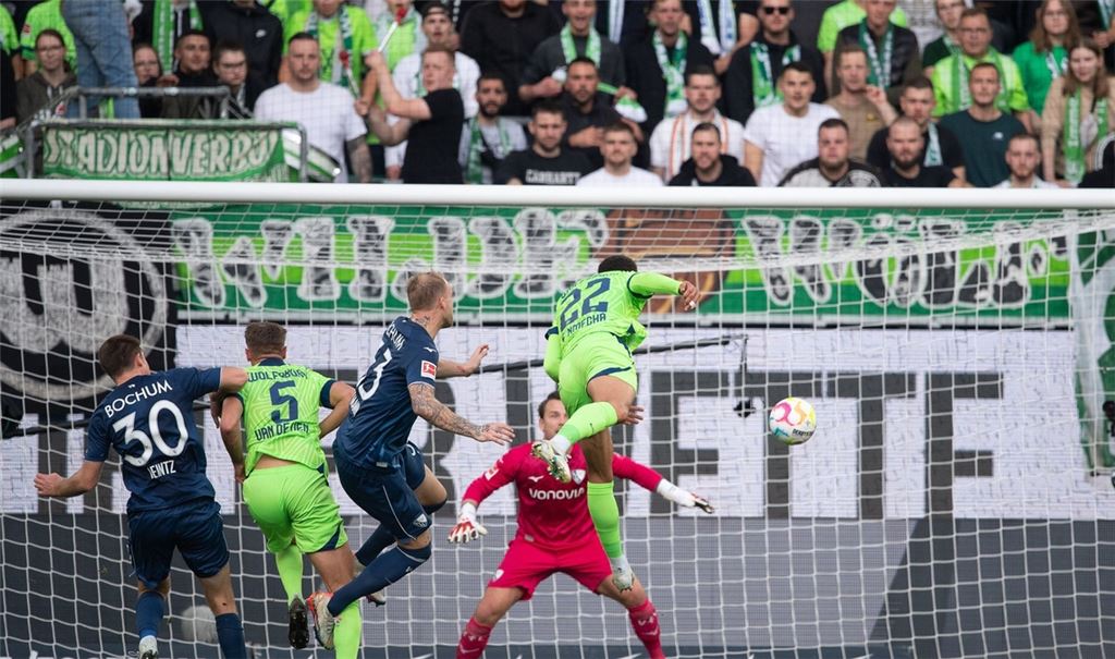 Wolfsburgs Felix Nmecha köpft das Tor zum 1:0 gegen den VfL Bochum.