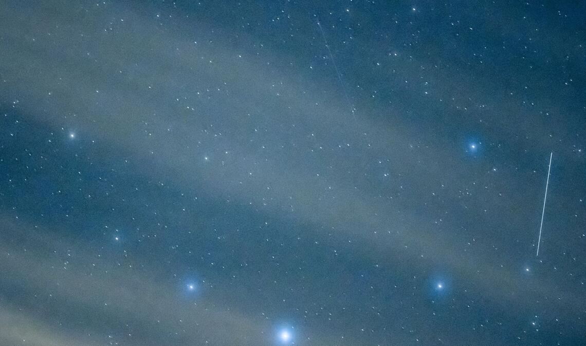 Wiederkehrende Nova: Das Warten auf den „neuen Stern“ Wolken am Nachthimmel über dem brandenburgischen Sieversdorf verschleiern ein wenig die Sicht auf das Sternbild Nördliche Krone.