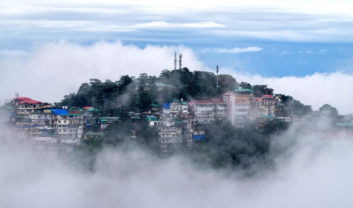 Wolken umgeben die Himalaya-Gemeinde McLeodganj in Dharamshala.