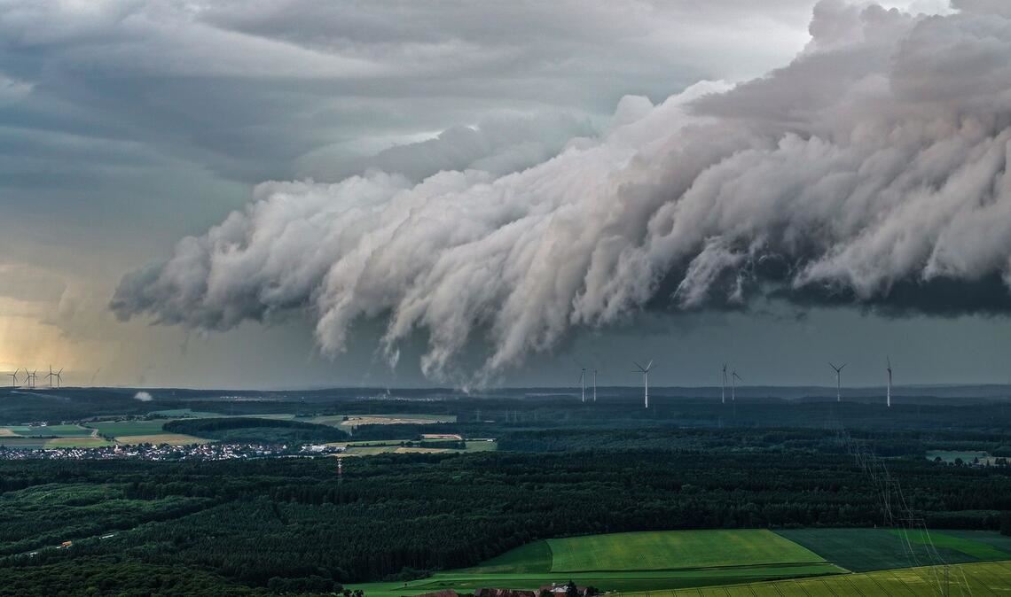 Wolkenkralle über Baden-Württemberg