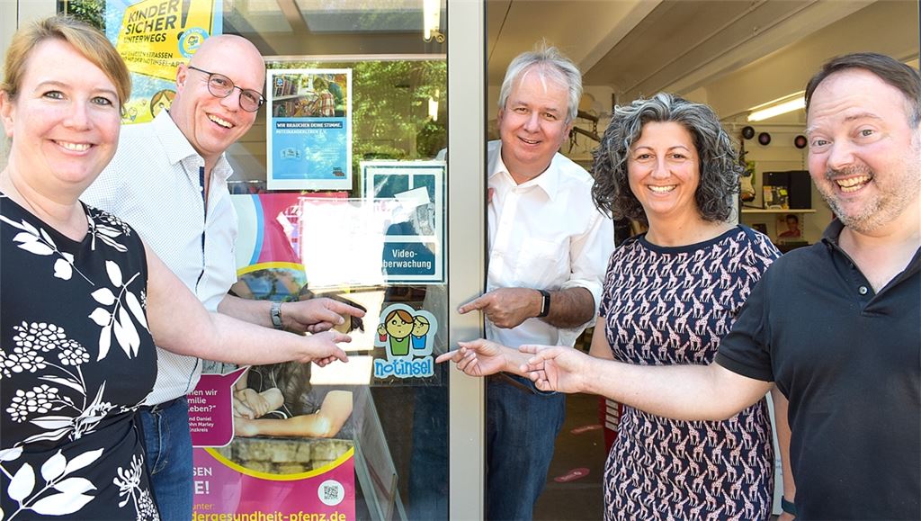 Wollen Kindern in Not Schutz bieten (v.li.): Maren Bieberich, stellvertretende Geschäftsführerin des Vereins Miteinanderleben, Thomas Müller, Vorsitzender des Fördervereins des Lions Clubs Pforzheim Johannes Reuchlin, Norbert Bogner, Geschäftsführer von Miteinanderleben, Asiye Fischer, Gastronomieleitung „EssEnz Inklusiv“, und Michael Schmalzl, Mitarbeiter des Gebrauchtwarenhauses mlkauf. Foto: Bischoff-Krappel