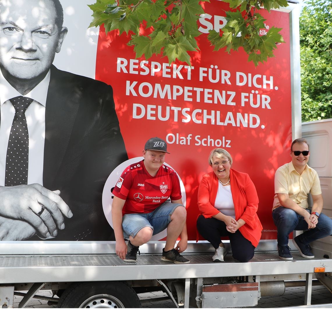 Stimmenfang mit Plakatwand auf Rädern Wollen bei der Drehscheibe für die SPD begeistern (v. li.): der Pressesprecher der Jusos, Cedric Klingel, Katja Mast und Juso-Vorsitzender Davis Riedel. Foto: Willimek