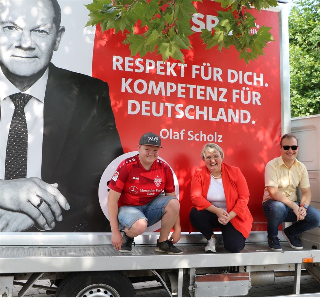 Wollen bei der Drehscheibe für die SPD begeistern (v. li.): der Pressesprecher der Jusos, Cedric Klingel, Katja Mast und Juso-Vorsitzender Davis Riedel. Foto: Willimek