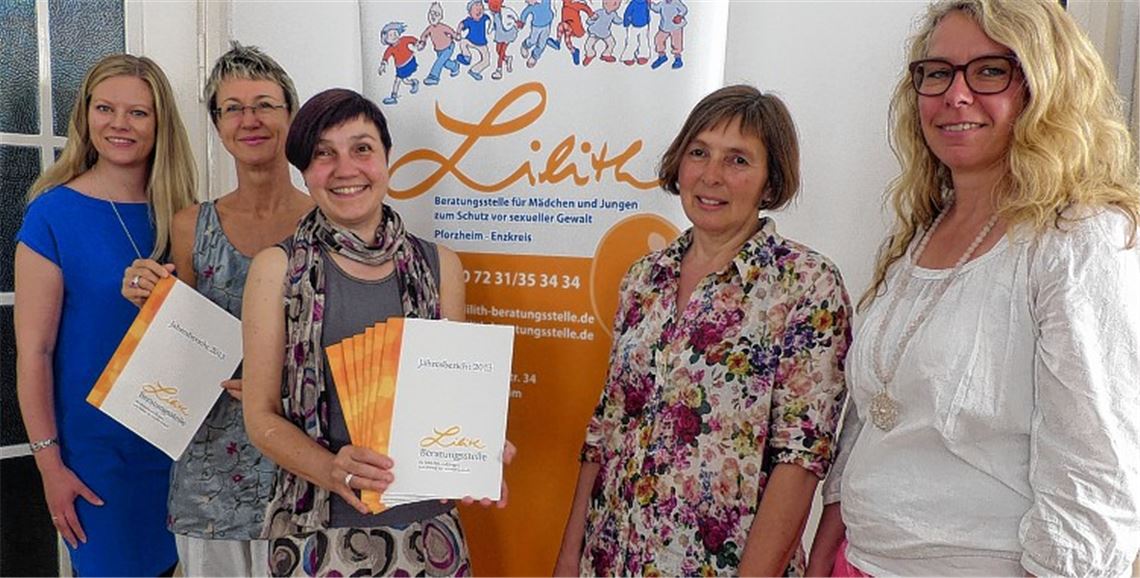 Wollen gemeinsam die Lilith-Beratungsstelle stärken (v. li.): Marina Dorn, Katja Leonhardt, Angela Blonski (Leiterin), Ute Schukraft und Christina Faaß. Foto: Roth