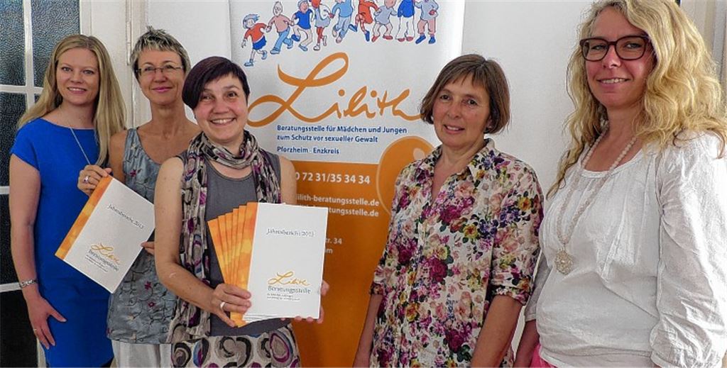 Wollen gemeinsam die Lilith-Beratungsstelle stärken (v. li.): Marina Dorn, Katja Leonhardt, Angela Blonski (Leiterin), Ute Schukraft und Christina Faaß. Foto: Roth