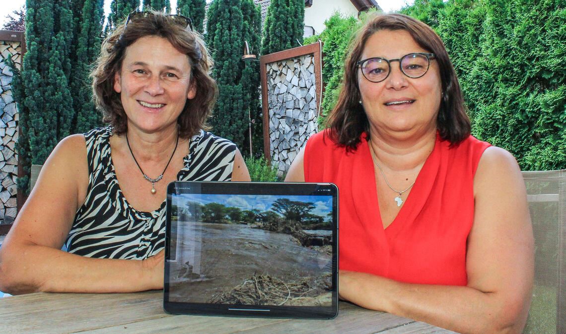 Wollen helfen: Mit ihrem Wiernsheimer Verein „Naretoi“ unterstützen die Schwestern Heike Längle und Birgit Faas (v.li.) seit 20 Jahren die Massai, die in den weiten Ebenen im Süden Kenias und im Norden Tansanias leben, unter anderem mit Schulpatenschaften. Im Mai überschwemmte der Talek-Fluss nach heftigen Regenfällen das Gebiet zwischen dem Dorf Talek und dem Talek Gate, das der Eingang zum Massai Mara Naturreservat ist. Fotos: Prokoph, privat