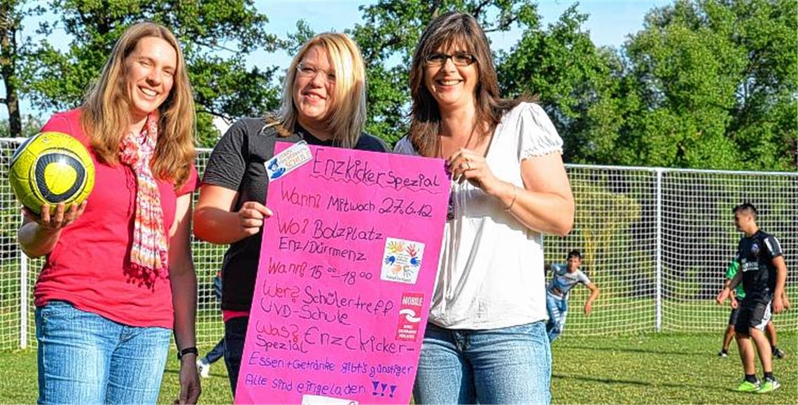 Wollen ihre Angebote für Jugendliche beim „Enzkicker spezial“ bekanntmachen (v. li.): Schulsozialarbeiterin Stefanie Schneider, Streetworkerin Nathalie Pavan und die Vorsitzende des Fördervereins der Ulrich-von-Dürrmenz-Schule, Ariane Mahler. Foto: Bischoff-Krappel