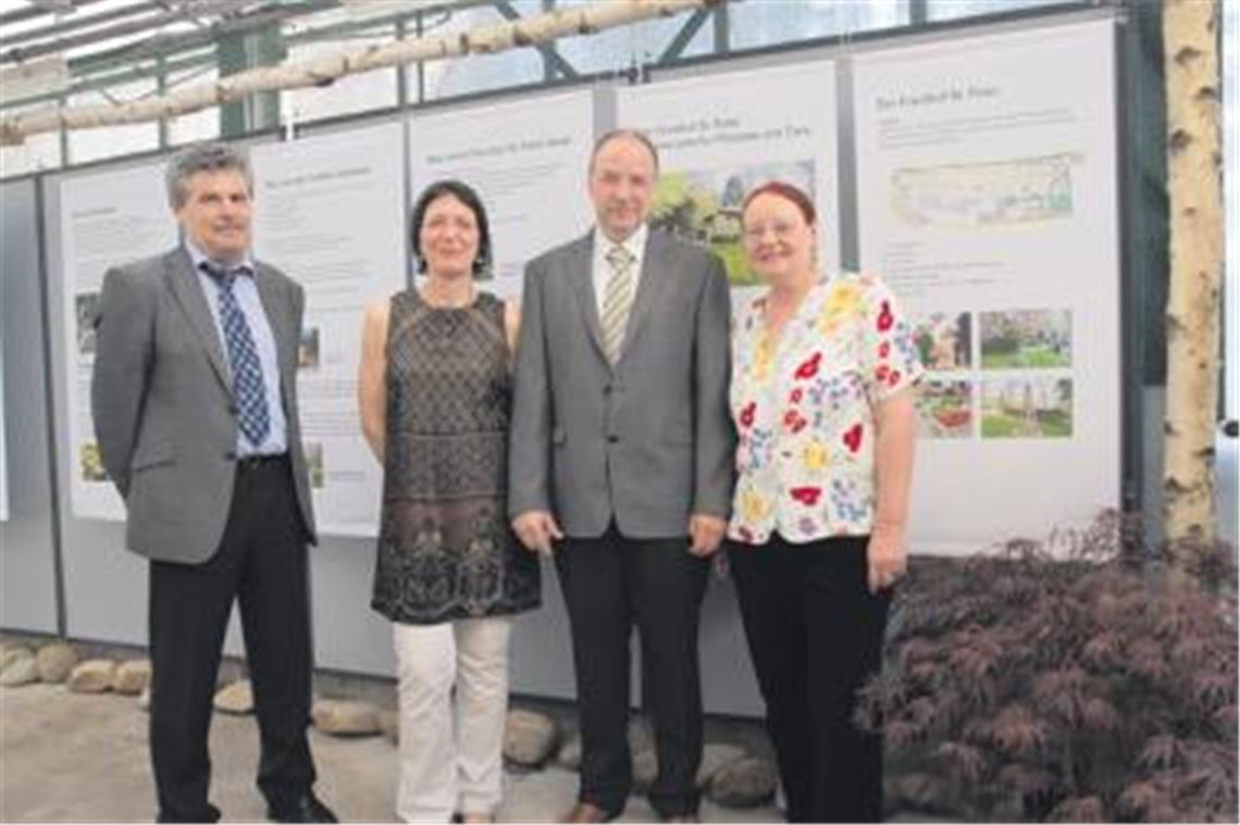 Wollen informieren: Die Ausstellungsmacher Martin Rudolf (2.v.re.) mit Ehefrau Petra (2.v.li.) und Adelheid Teschner, Leiterin des Heimatmuseums. Klaus Goerigk (li.), Geschäftsführender Vorstand der badischen Friedhofsgärtner, war bei der Eröffnung der Schau dabei. Foto: Disselhoff