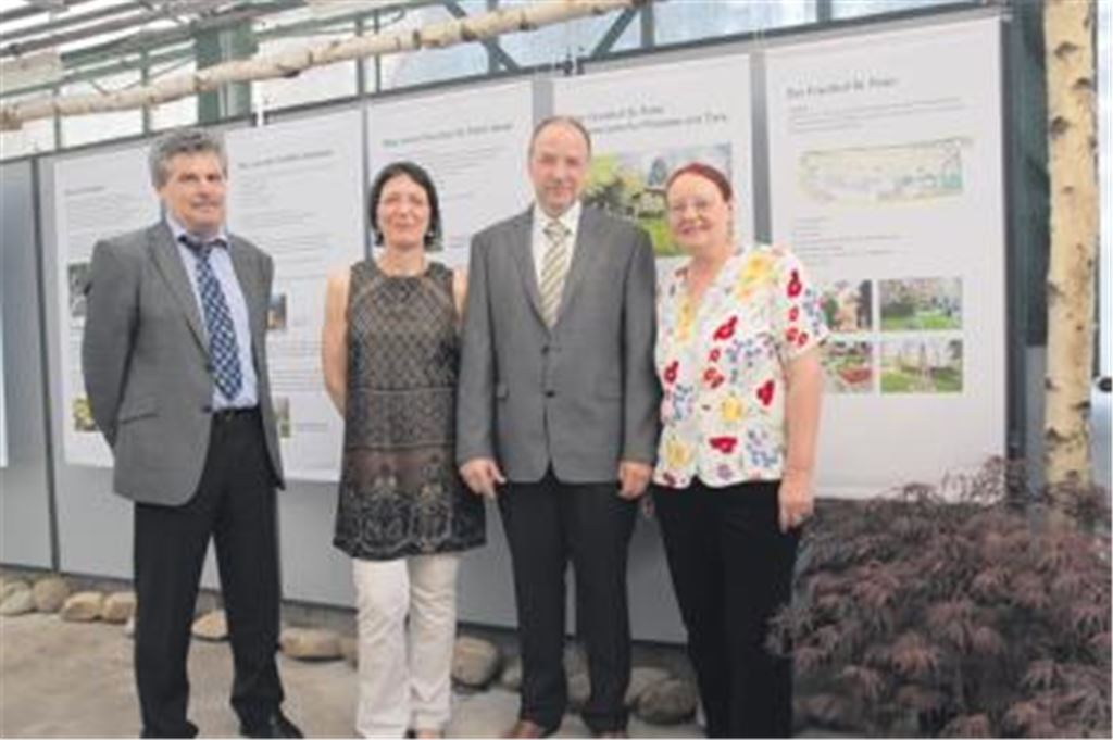 Wollen informieren: Die Ausstellungsmacher Martin Rudolf (2.v.re.) mit Ehefrau Petra (2.v.li.) und Adelheid Teschner, Leiterin des Heimatmuseums. Klaus Goerigk (li.), Geschäftsführender Vorstand der badischen Friedhofsgärtner, war bei der Eröffnung der Schau dabei. Foto: Disselhoff