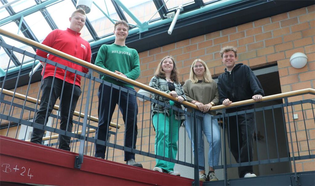 Wollen junge Menschen über die bevorstehenden (Kommunal-)Wahlen informieren und die Distanz zur Politik nehmen (v.re.): Johannes Bächle, Indira Lauer, Amelie Köberle, Moritz Kraft und Cedric Klingel. Nicht auf dem Bild ist Antonia Bächle, die sich ebenfalls für den Mühlacker Gemeinderat bewirbt. Foto: Steigleder