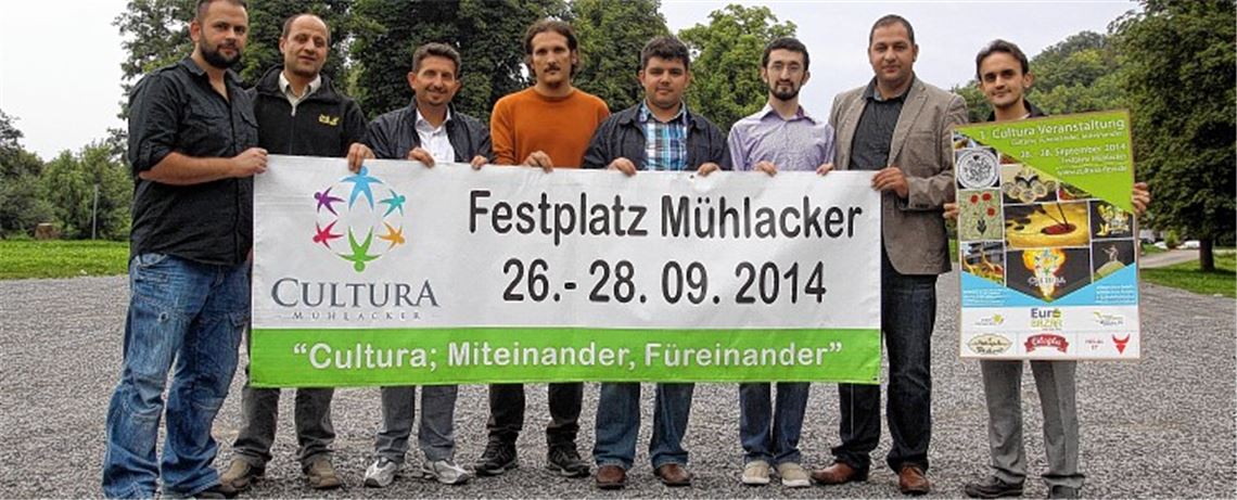 Wollen mit dem Cultura-Fest das Miteinander stärken (v. li.): Ersan Yetisoglu, Üzeyir Kahreman, Hasan Özer, Alim Okur, Süleyman Tugrul, Fatih Yildiz, Hakan Inaltekin und Mustafa Acar. Foto: Goertz