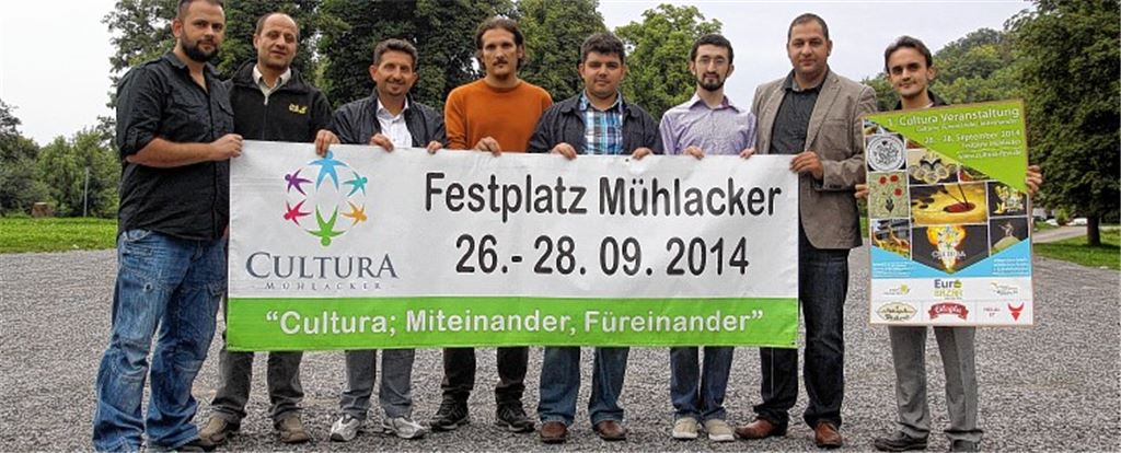Wollen mit dem Cultura-Fest das Miteinander stärken (v. li.): Ersan Yetisoglu, Üzeyir Kahreman, Hasan Özer, Alim Okur, Süleyman Tugrul, Fatih Yildiz, Hakan Inaltekin und Mustafa Acar. Foto: Goertz
