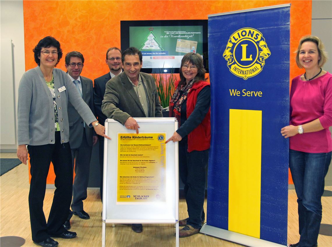 Wollen mit der Wunschbaum-Aktion Kinderträume erfüllen (v. li.): Susanne Kimmich, Fililaleiterin der Volksbank in Mühlacker, Hans-Ulrich Wetzel, Geschäftsführer der Elser-Gruppe, Eric Großmann, Regionalleiter der Volksbank, Dr. Erhard Kirschbaum, Präsident des Lions-Clubs, Erika van Luijk, Leiterin des Tafelladens, und Sandra Sailer vom Lions-Club.  Foto: Goertz