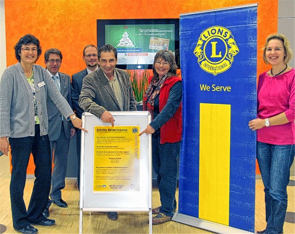 Wollen mit der Wunschbaum-Aktion Kinderträume erfüllen (v. li.): Susanne Kimmich, Fililaleiterin der Volksbank in Mühlacker, Hans-Ulrich Wetzel, Geschäftsführer der Elser-Gruppe, Eric Großmann, Regionalleiter der Volksbank, Dr. Erhard Kirschbaum, Präsident des Lions-Clubs, Erika van Luijk, Leiterin des Tafelladens, und Sandra Sailer vom Lions-Club. Foto: Goertz
