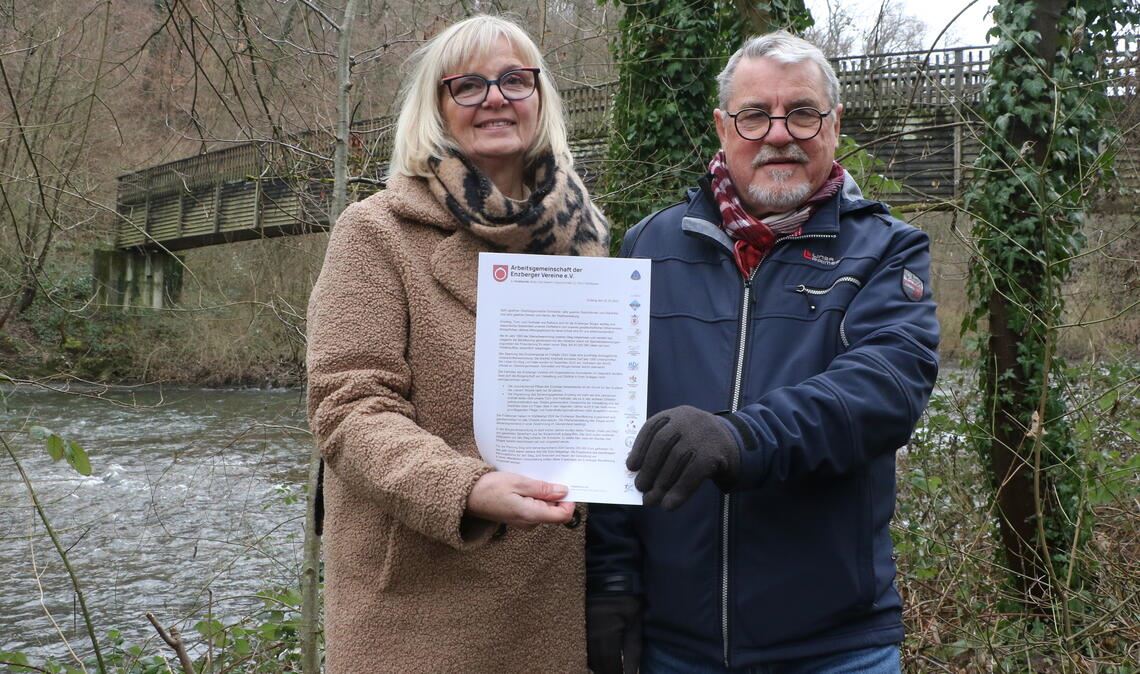 Wollen möglichst zeitnah wieder über den Enzsteg gehen können: Birgit Ella Siewert und Rolf Scheider wenden sich zum wiederholten Male an Verwaltung und Gemeinderat. Foto: Deeg