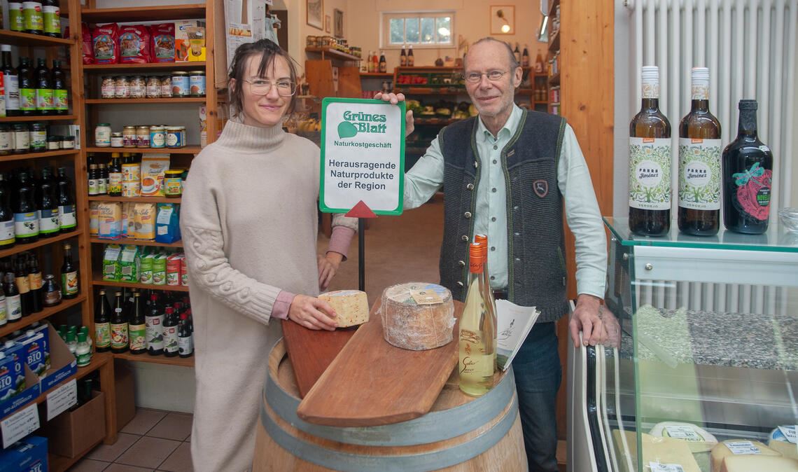 Wollen von Schließung nichts wissen: Weder das „Früchteparadies Hemmler“ noch Linda und Manfred Rapp vom „Grünen Blatt“ sind geschäftsmüde. Fotos: Fotomoment