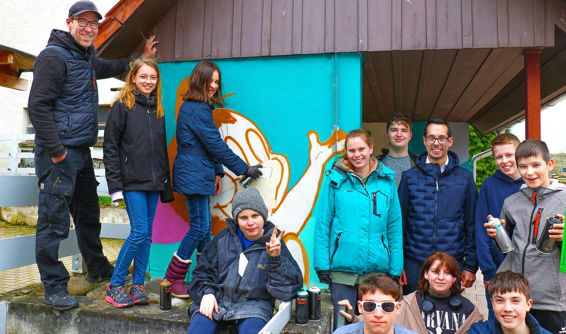 Workshop-Leiter Patrick Klein (li.) mit den Teilnehmern, Hauptamtsleiter Timon Friedel (stehend, 3.v.re.) und Jugendsozialarbeiterin Vanessa Luickhardt (5.v.re). Foto: Wewoda