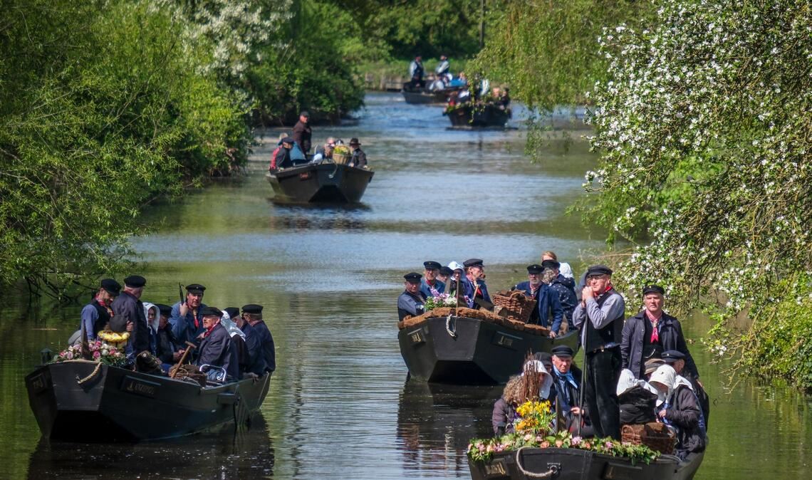 Worpswede/Bremen: Torfkahnarmada fährt alle drei Jahre über die Kleine Wümme zur Hansestadt