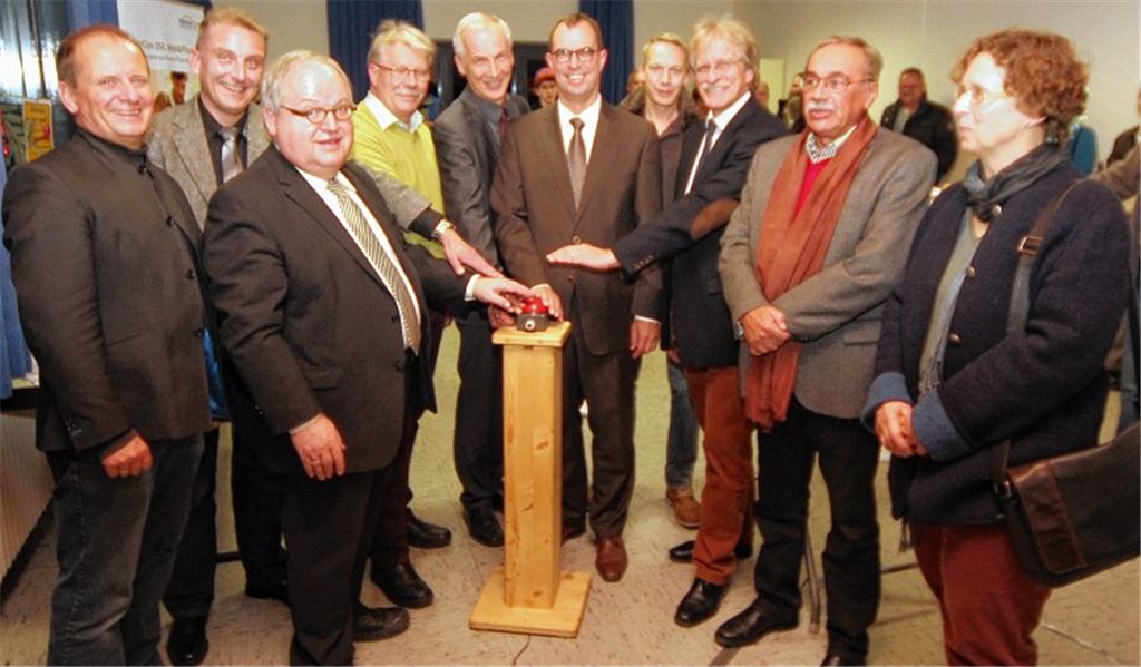 „Wort gehalten“, loben sich die Mitstreiter um die bisher unterversorgten Stadtteile gegenseitig: 26 Monate nach dem Grundsatzbeschluss im Mühlacker Gemeinderat und Stadtwerke-Aufsichtsrat sind nach Lienzingen und der Enzberger Tallage dort auch die Höhenlagen sowie Mühlhausen an die schnelle Datenautobahn angeschlossen.Foto: Kollros